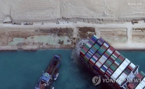 수에즈 운하에 좌초한 컨테이너선 구난 작업 [사진=AFP/연합뉴스]