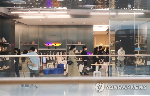 5일 백화점 업계에 따르면 주요 백화점들의 봄 정기 세일 초반 매출이 지난해와 비교해 많게는 60% 이상 증가한 것으로 나타났다. 사진은 5일 서울 시내 백화점 모습. [사진-연합뉴스]