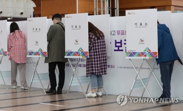 4·7 재보궐선거 사전투표 마지막 날이었던 지난 3일 오전 서울역에 마련된 남영동 사전투표소에서 유권자들이 기표하고 있다. [사진=연합뉴스]