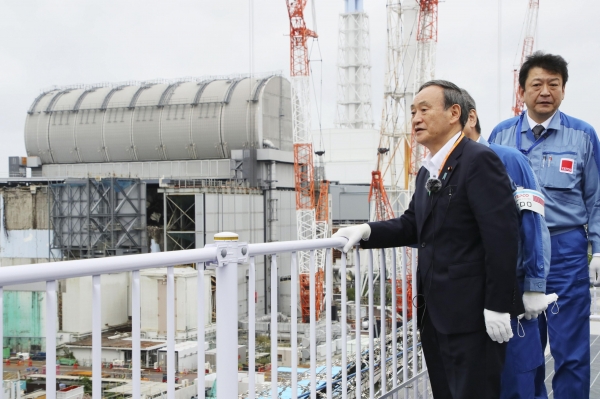 스가 요시히데 일본 총리가 지난해 9월 26일 동일본대지진 당시 폭발사고가 났던 후쿠시마 제1원전을 방문해 폐로 작업이 진행 중인 현장을 둘러보고 있다. [사진=연합뉴스]