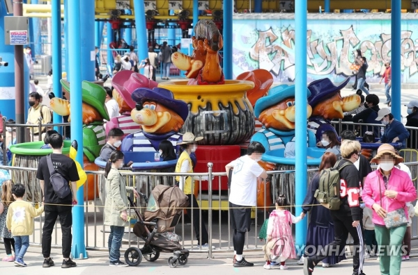일요일이었던 지난 11일 오후 서울 광진구 어린이대공원을 찾은 시민들이 '거리두기'가 무시된채 좁은 간격을 두고 놀이기구 순서를 기다리고 있다. [사진=연합뉴스]