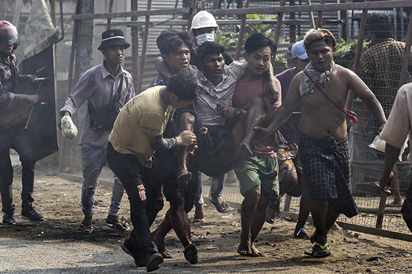 쿠데타 규탄 시위 도중 부상당한 미얀마 시민. [사진=EPA/연합뉴스]