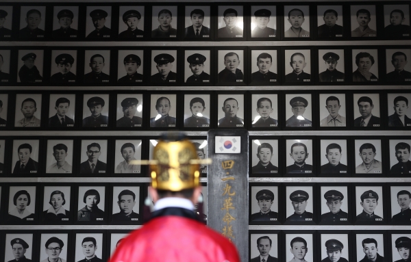 4.19 혁명 61주년을 하루 앞둔 18일 강북구 4.19 민주묘지에서 희생자 유족들이 참석한 가운데 추모제가 열리고 있다. [사진=연합뉴스]