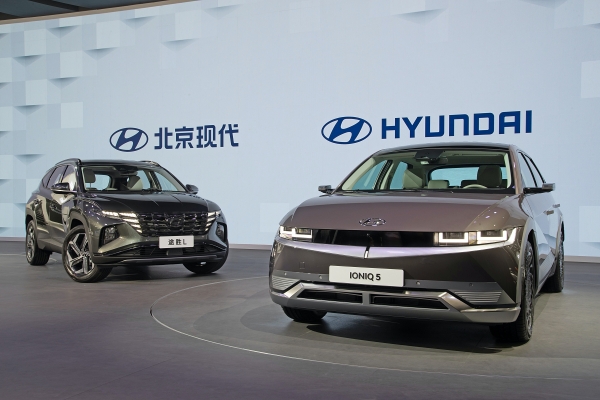 2021 상하이 국제 모터쇼에 전시된 현대자동차의 투싼L(왼쪽)과 아이오닉5. [사진=현대자동차 제공]