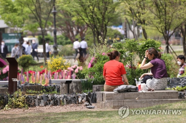낮 기온이 27도까지 올라가며 여름 날씨를 보인 22일 정오를 넘긴 시간 서울 여의도공원에서 반팔을 입은 시민들이 담소를 나누고 있다. [사진=연합뉴스]