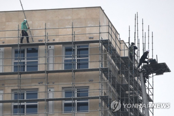 서울 시내 한 건설 현장에서 인부들이 안전벨트도 없이 외부비계 철거작업을 하고 있다. [사진=연합뉴스]