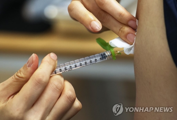 지난달 30일 국립중앙의료원 코로나19 중앙접종센터에서 의료진이 백신 접종을 하고 있다. [사진=연합뉴스]