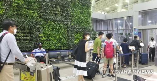 3일 오후(현지시간) 한국행 특별기 탑승을 위해 인도 남부 첸나이 국제공항에 들어가는 한국 교민들. [사진=첸나이한인회 제공/연합뉴스]