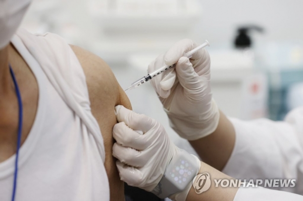 지난 3일 오전 서울 용산구 예방접종센터에서 한 어르신이 코로나19 백신을 맞고 있다. [사진=연합뉴스]
