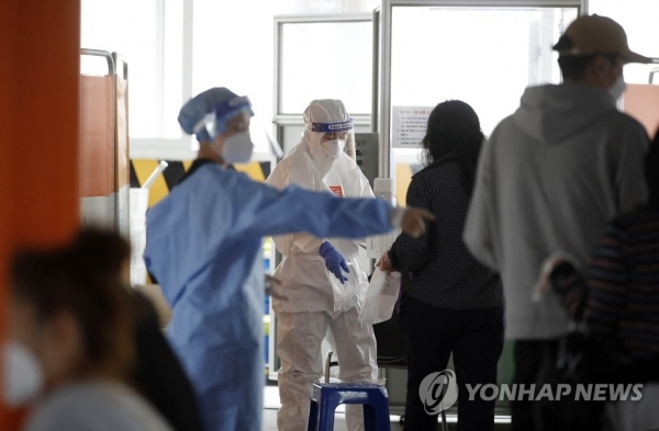 지난 7일 광주 북구선별진료소에서 코로나19 검사를 받으려는 시민들의 방문이 이어지고 있다. [사진=광주 북구청 제공/연합뉴스]