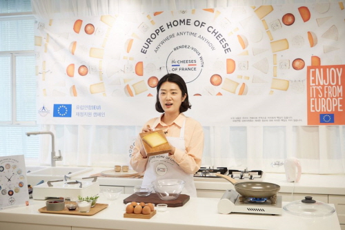 꽁떼 치즈를 활용한 요리를 선보이는 김은아 푸드 디렉터