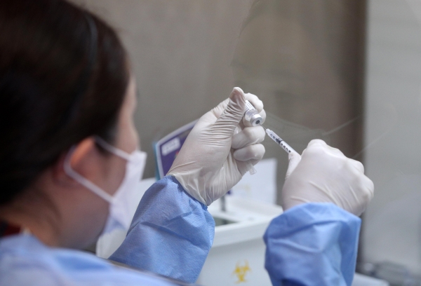 서울 용산구 예방접종센터 코로나19 백신 보관소에서 의료진이 화이자 백신을 분주하고 있다. [사진=연합뉴스]