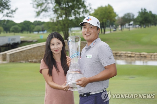생애 첫 PGA투어 우승을 차지한 이경훈(오른쪽)과 아내 유주연 씨. [사진=로이터/연합뉴스]