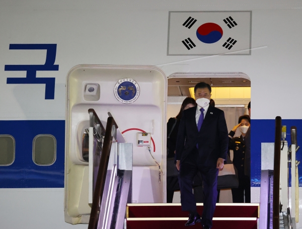 미국 방문을 마친 문재인 대통령이 지난 23일 서울공항에 도착, 공군1호기에서 내리고 있다. [사진=연합뉴스]