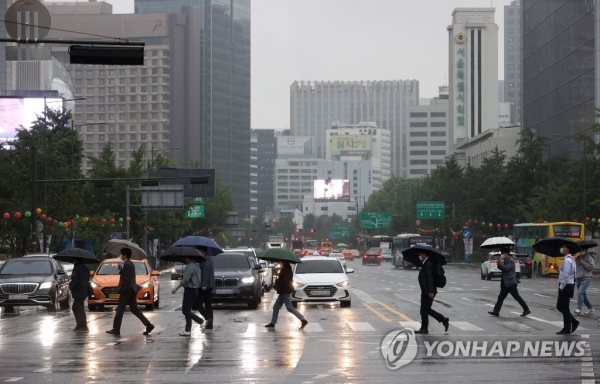 전국 대부분 지역에 비가 내리는 27일 오전 서울 광화문 광장에서 시민들이 우산을 쓰고 걸어가고 있다. [사진=연합뉴스]