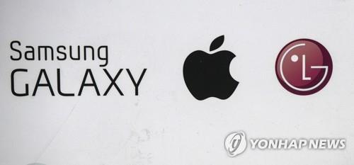핸드폰 매장에 붙은 LG, 애플, 삼성의 로고. [사진=연합뉴스 ]