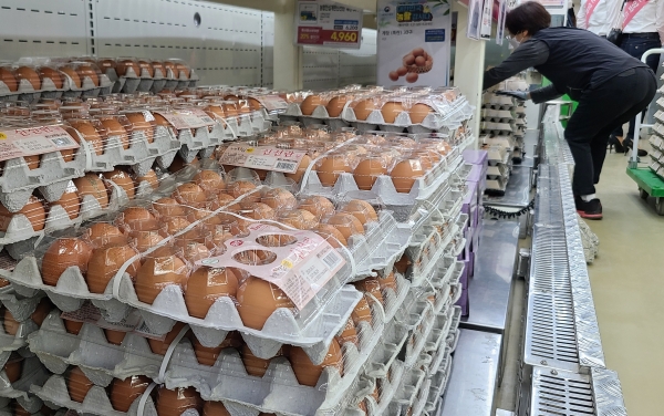 지난 2일 오후 서울 강남구의 한 대형마트에서 점원이 달걀을 진열하고 있다. [사진=연합뉴스]