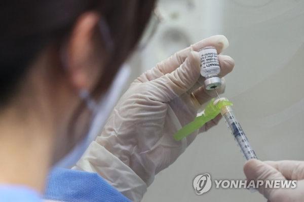 지난 4일 서울 동작구 사당종합체육관에 마련된 신종 코로나바이러스 감염증(코로나19) 예방접종센터에서 한 의료진이 화이자 백신을 소분하고 있다. [사진=연합뉴스]