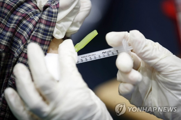 지난 4일 서울 동작구 사당종합체육관에 마련된 신종 코로나바이러스 감염증(코로나19) 예방접종센터에서 한 의료진이 화이자 백신을 소분하고 있다. [사진=연합뉴스]