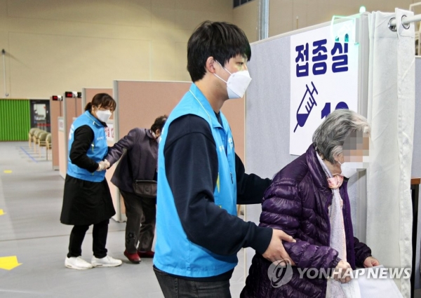 1일 오전 서울 동작구 코로나19 예방접종센터에서 어르신들이 직원들의 부축을 받으며 접종실로 들어가고 있다. [사진=연합뉴스]