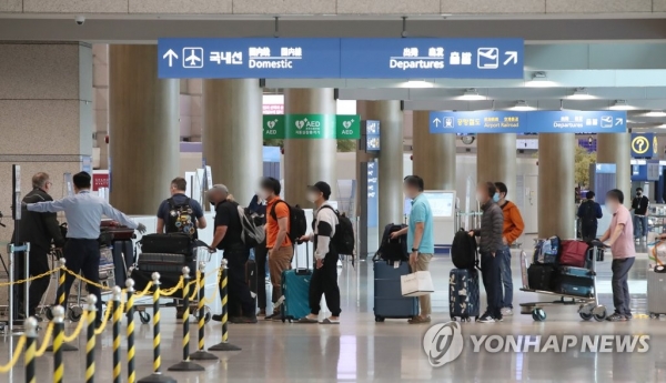 지난달 26일 영종도 인천국제공항 1터미널 해외입국자들이 전용버스 대기장소로 향하고 있다. [사진=연합뉴스]