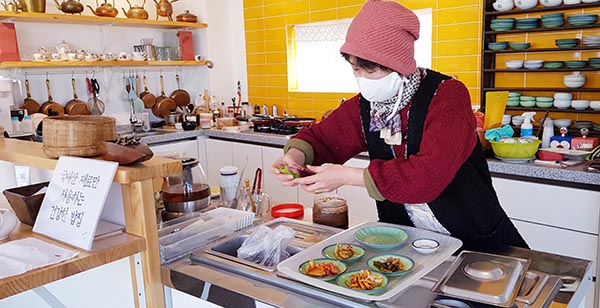 오픈된 주방에서 음식을 만들고 있는 강혜영 사장.