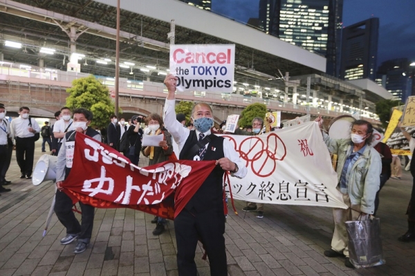 (도쿄 AP=연합뉴스) 일본 수도 도쿄에서 지난 17일 시위대가 플래카드와 피켓 등을 들고 올 7~9월 개최 예정인 도쿄올림픽·패럴림픽 취소를 요구하는 시위를 벌이고 있다.