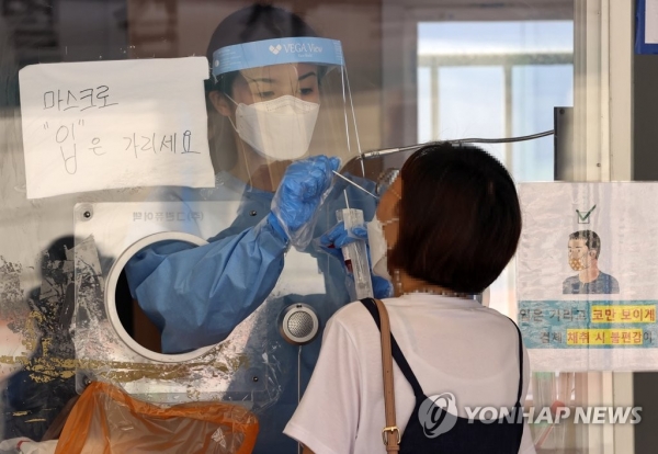 지난 9일 오전 서울역 광장 중구임시선별검사소에서 한 시민이 코로나19 검사를 받고 있다. [사진=연합뉴스]