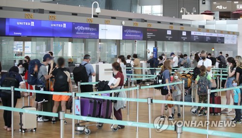 10일 오후 영종도 인천국제공항 1터미널 출국장 카운터가 해외 출국자들로 붐비고 있다. [연합뉴스]