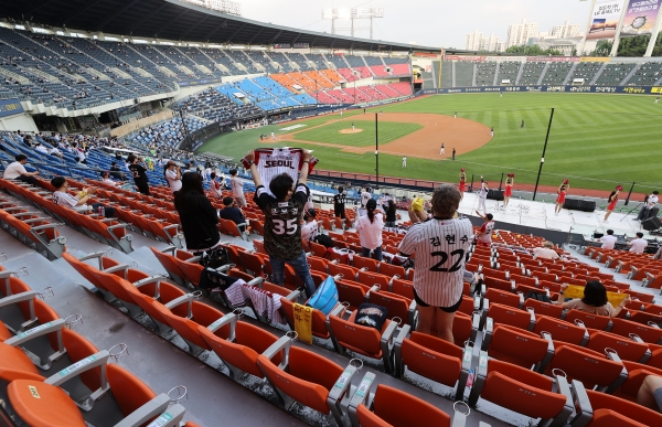 지난 11일 오후 서울 송파구 잠실야구장에서 2021 프로야구 두산 베어스와 LG 트윈스의 경기가 열리고 있다. [사진=연합뉴스]
