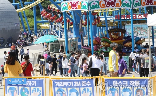 부처님오신날로 공휴일이었던 지난달 19일 광진구 어린이대공원이 휴일 나들이객으로 붐비고 있다. [사진=연합뉴스]