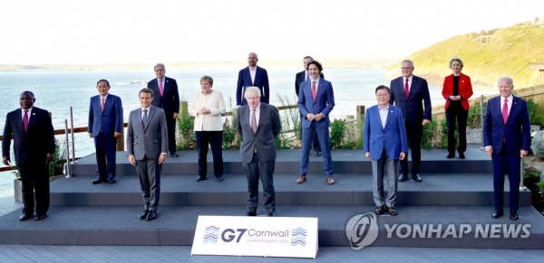 G7 정상회의 참석차 영국을 방문 중인 문재인 대통령이 12일(현지시간) 영국 콘월 카비스베이 양자회담장 앞에서 참가국 정상들과 기념사진을 촬영하고 있다. 앞줄 왼쪽부터 남아공 시릴 라마포사 대통령, 프랑스 에마뉘엘 마크롱 대통령, 영국 보리스 존슨 총리 , 문재인 대통령, 미국 조 바이든 미국 대통령. 두번째 줄 왼쪽부터 일본 스가 요시히데 총리, 독일 앙겔라 메르켈 총리, 캐나다 쥐스탱 트뤼도 총리, 호주 스콧 모리슨 총리. 세번째 줄 왼쪽부터 UN 안토니우 구테흐스 사무총장, 샤를 미셸 EU 정상회의 상임의장, 이탈리아 마리오 드라기 총리, 우르줄라 폰데어라이엔 EU 집행위원장. 2021.6.13