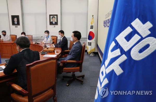 25일 서울 여의도 국회에서 더불어민주당 최고위원회의가 열리고 있다. 민주당은 이날