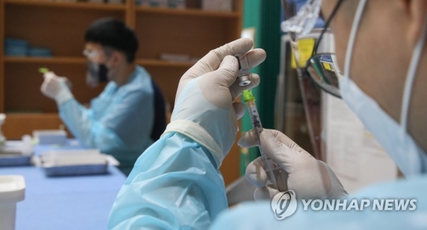 지난 24일 경기도 고양시 육군 9사단 본부에서 군 의료관계자들이 코로나19 백신접종을 준비하고 있다. [사진=국회사진기자단]