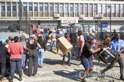 남아프리카공화국 제2의 항구도시 더반에서 12일(현지시간) 제이콥 주마 전 대통령의 구금에 항의하는 시위대가 상점을 약탈하고 있다. 경찰은 이번 시위가 폭동과 약탈, 방화로 번지면서 6명이 숨졌으며, 200명 이상을 체포했다고 밝혔다. [AP=연합뉴스]