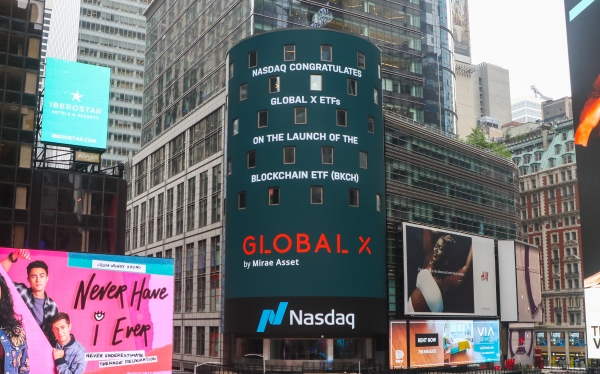 미국 뉴욕 타임스퀘어 나스닥 마켓사이트에 표시된 Global X ETF 상장 축하 메시지 [사진=미래에셋자산운용]