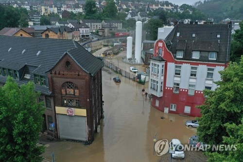 독일 서부 하겐의 중심가가 14일(현지시간) 폭우로 물에 잠겨 있다. [AFP=연합뉴스]