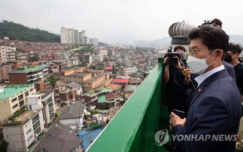 노형욱 국토교통부 장관이 지난달 30일 서울 은평구 증산4구역을 방문, 도심 공공주택복합사업 후보지를 둘러보고 있는 모습.