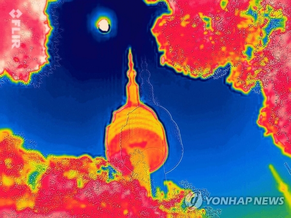 폭염이 기승을 부린 16일 서울 남산 타워가 열기로 가득하다.열화상카메라로 촬영했으며 붉은색은 높은 온도, 푸른색은 낮은 온도를 나타낸다.  [사진=연합뉴스]