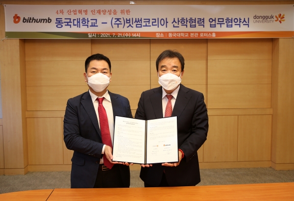 허백영 대표(왼쪽)와 윤성이 총장이 MOU 체결 후 기념 촬영을 하고 있다.