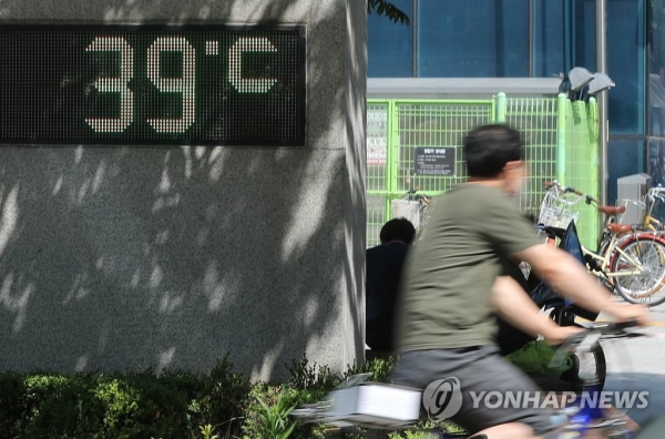 전국 대부분 지역에 폭염특보가 발효됐던 지난 22일 오후 서울 시내 보도에 설치된 온도계가 39도를 나타내고 있다. [사진=연합뉴스]