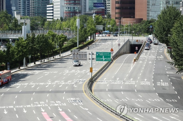 일요일이었던 지난 25일 오후 서울 중구 태평로 일대 도로가 한산한 모습을 보이고 있다. [사진=연합뉴스]