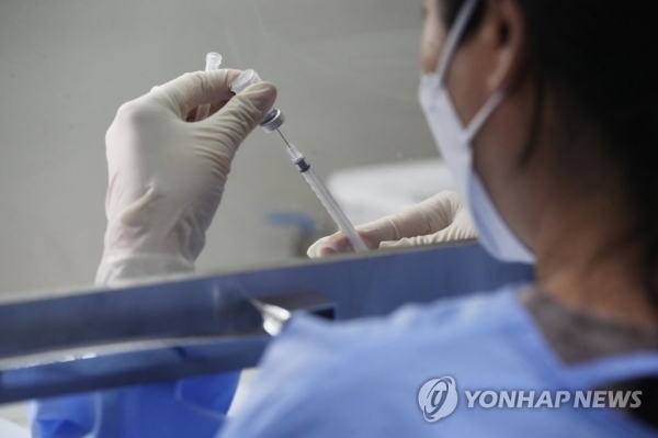 지난달 30일 오후 코로나19 서울시 동작구 예방접종센터가 마련된 동작구민체육센터에서 의료진이 백신을 준비하고 있다. [사진=연합뉴스]