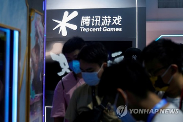 지난달 30일 중국 상하이에서 열린 '중국 디지털 엔터테인먼트 엑스포'에서 방문객들이 중국 게임업체 텐센트 부스를 살펴보고 있다. [사진=로이터/연합뉴스]