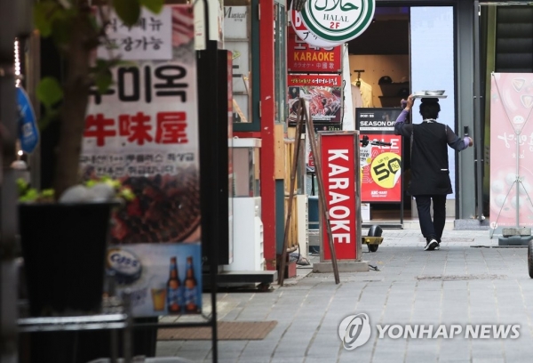 수도권에 사회적거리두기 4단계가 계속되고 있는 가운데 서울 명동거리가 점심시간임에도 불구하고 비교적 한산한 모습이다. [사진=연합뉴스]