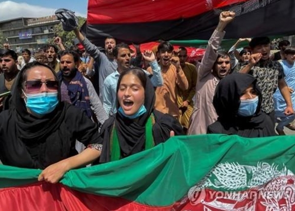 19일 아프가니스탄 독립기념일에 맞춰 시민들이 저항 시위를 벌이고 있다.