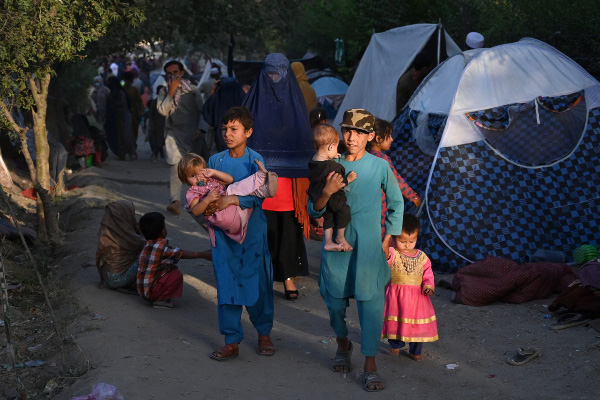 카불의 사라-에-샤말리에 있는 임시 천막의 아이들. 탈레반과 정부군의 분쟁을 피해 고향을 떠나온 아이들이다. [사진제공=유니세프한국위원회]