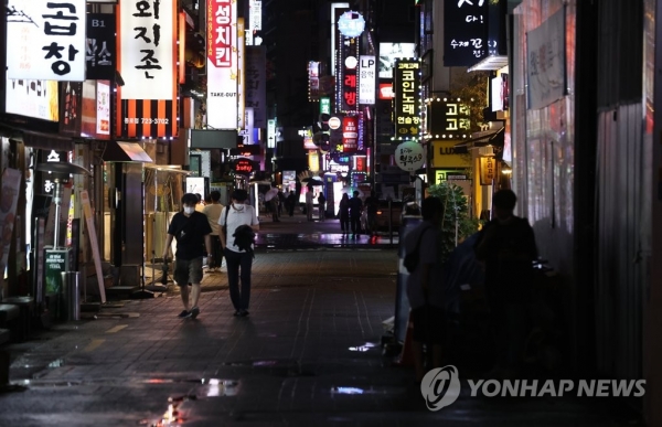 지난 23일 사회적 거리두기 4단계가 적용 중인 서울 종각역 인근에서 시민들이 오후 9시가 다가오자 귀가하고 있다. [사진=연합뉴스]