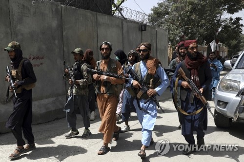 ​아프가니스탄을 장악한 이슬람 무장세력 탈레반 병사들이 18일(현지시간) 수도 카불에서 M16 소총 등 미제 무기를 들고 사진 촬영에 응하고 있다. [AP=연합뉴스]​