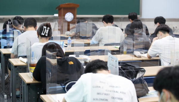 2022학년도 대학수학능력시험을 101일 앞둔 9일 서울 성북구 강북세일학원에서 수험생들이 자습을 하고 있다. [연합뉴스]